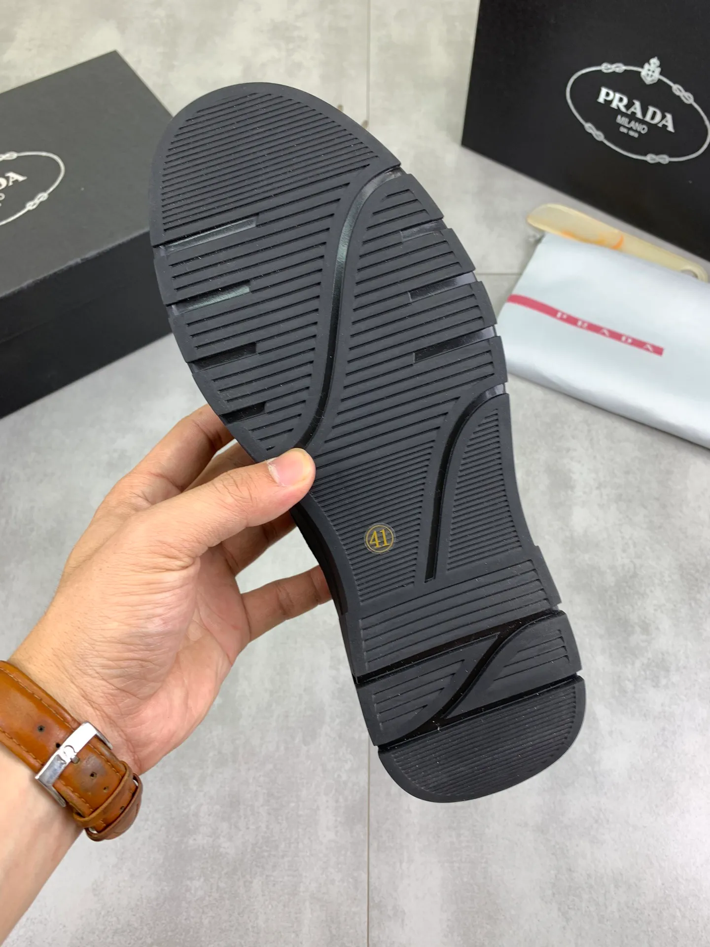 Men's shoes 💰P480 new style, sheepskin and velvet lining, new PRADA (Prada) high tops are on the market, new men's shoes, 😘 fabrics are selected from original imported calfskin. Soft sheepskin lining and warm fleece lining. The original version is awesome! 👍🏿Original open-molded non-slip PU outsole, with exquisite lines, simple and elegant, super comfortable and classy on foot, suitable for leisure travel. Code number:38-44